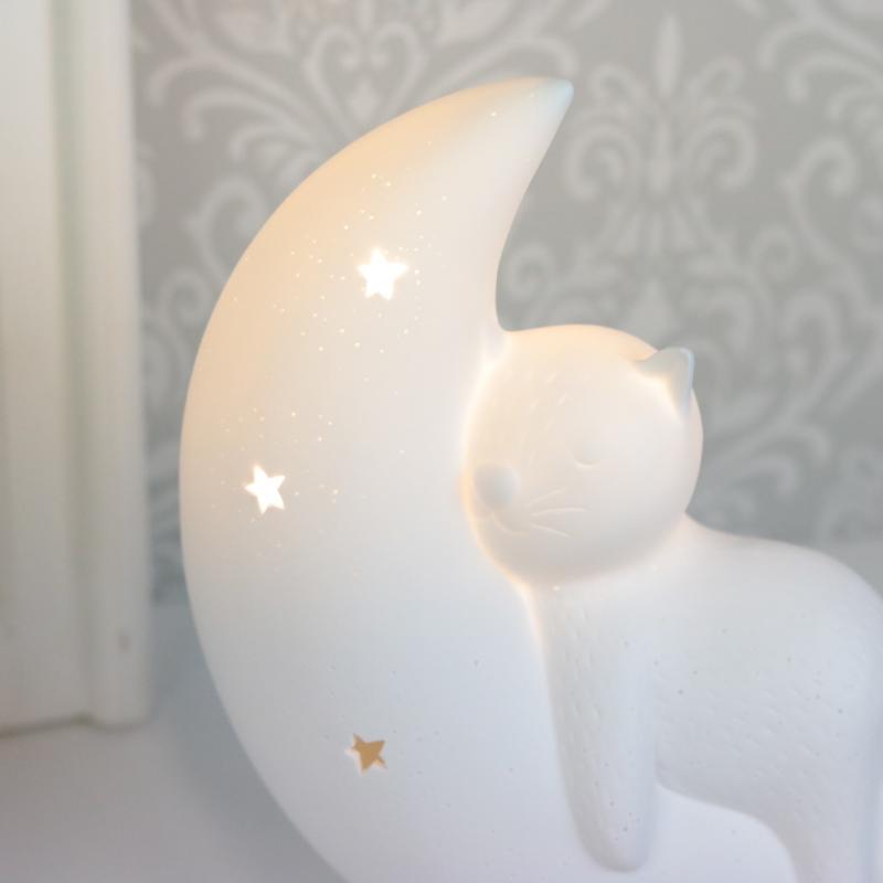 Lampe porselen Sovende katt 24,5 cm - hvit , hemmetshjarta.no